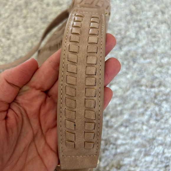 Urban Expressions Beige Crossbody Bag - Picture 15 of 16